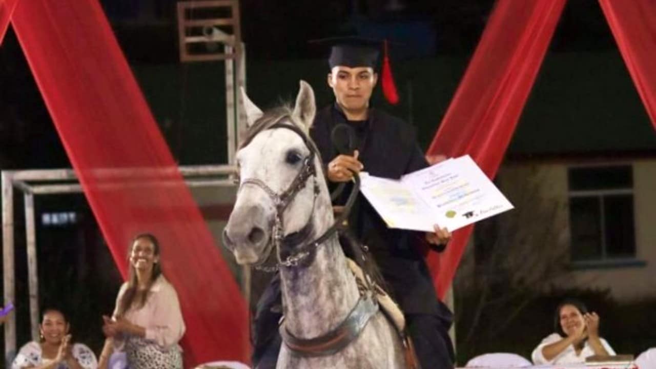 Joven fue a graduación montando el caballo que lo llevó todos los días a clases: “Tenía derecho a ir”