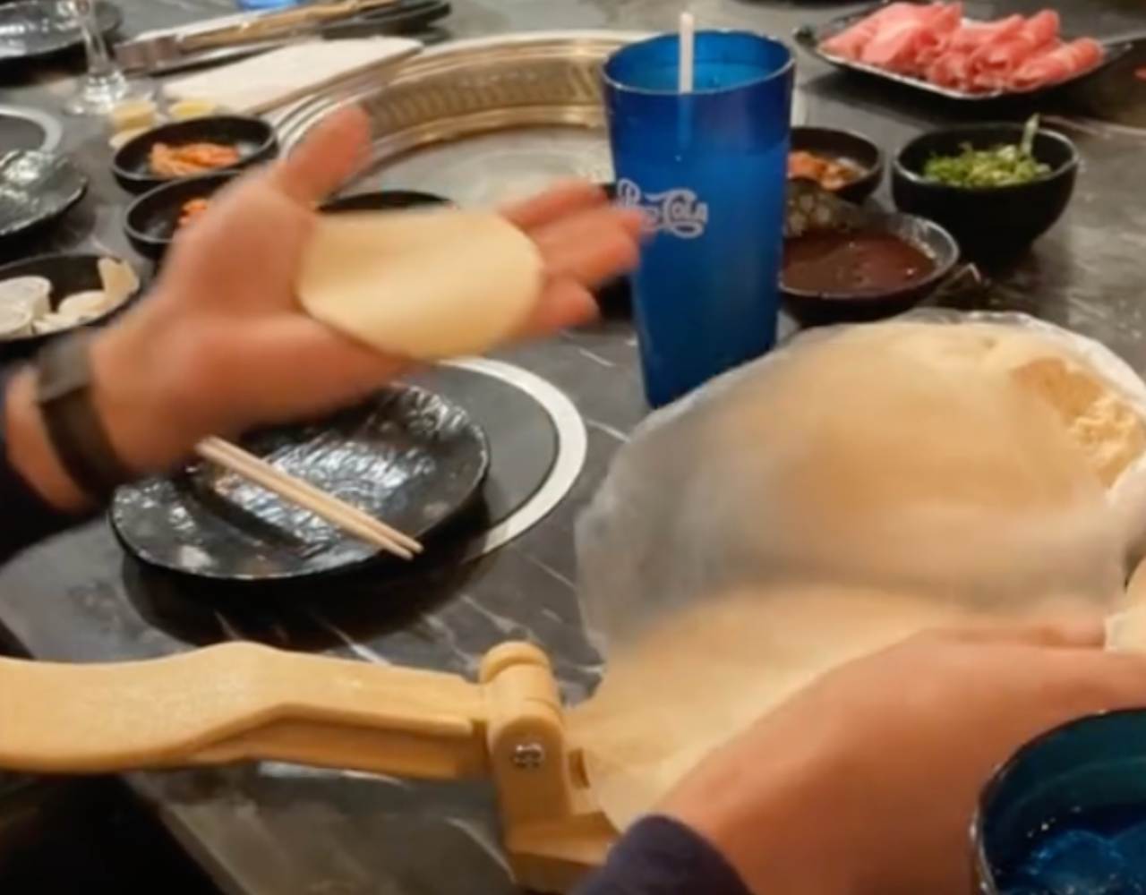 Porque nunca puede faltar: Mexicanos llevan maquina para hacer tortillas a restaurante coreano