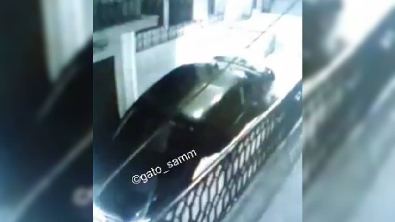 A conductor se le “perdió la calle” y baja su auto por escaleras en Cuernavaca VIDEO