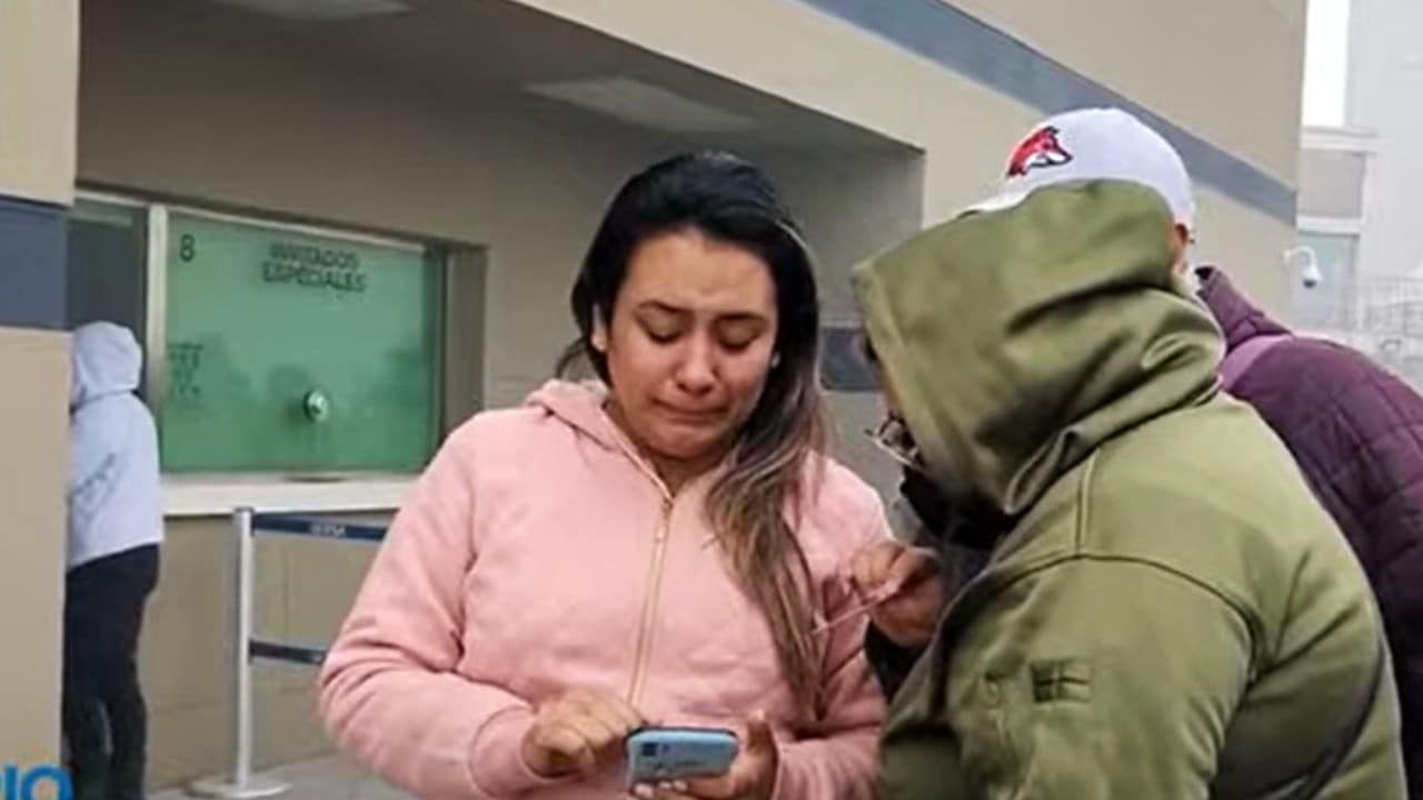 Fan regia de RBD llora al no poder comprar boleto; abuelito le presta su tarjeta
