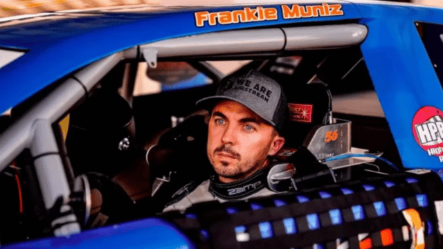 'Malcolm el de En medio' se lanza a la pista de carreras como piloto de NASCAR