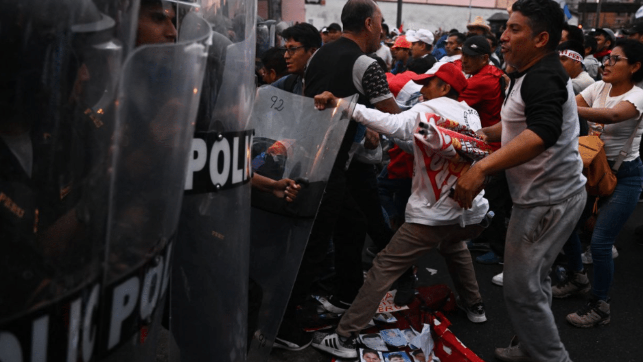 Protestas y toque de queda: ¿Qué está pasando en Perú?