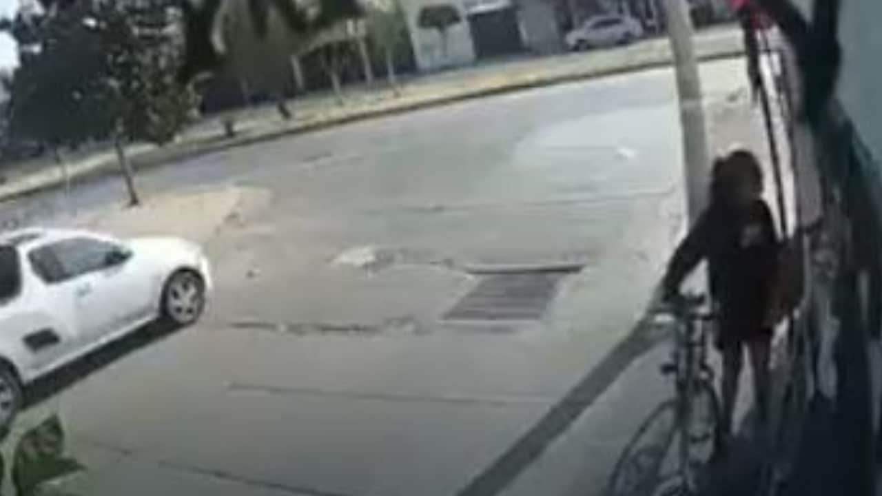 Video: Mujer enfrenta a ladrón que le roba su bicicleta