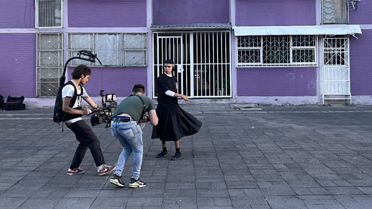 Activismo y moda: Mexicanas visten hombres con falda para deconstruir masculinidades