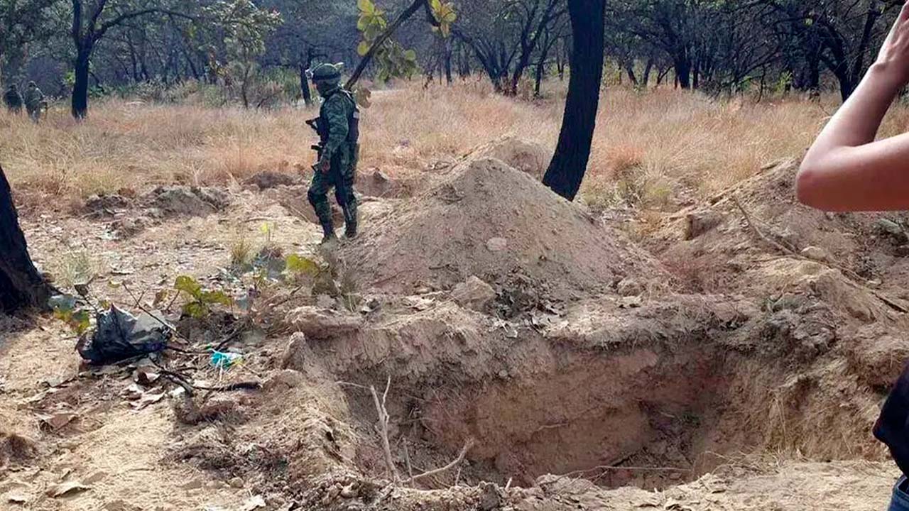 Suben a 31 los cuerpos exhumados en fosas de Tlajomulco, Jalisco