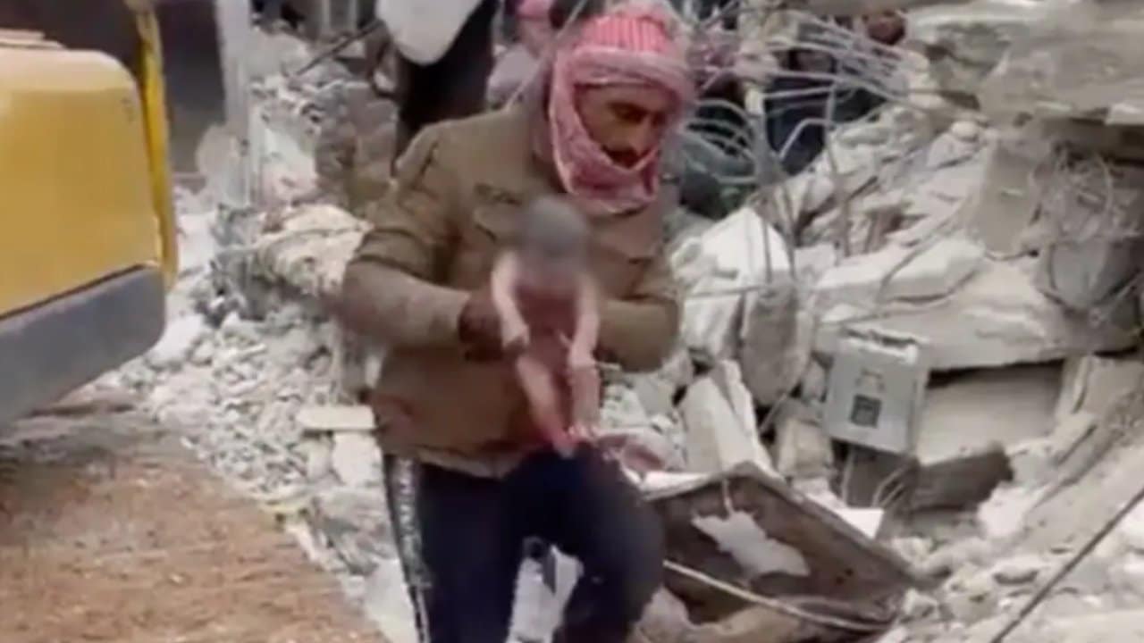 Intentan secuestrar a Aya, la bebé 'milagro' nacida bajo los escombros en Siria