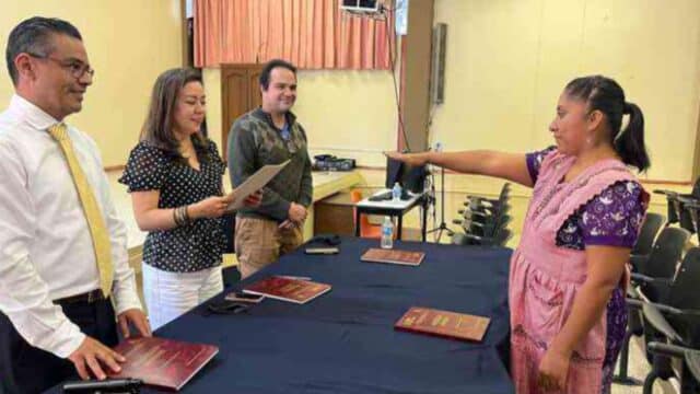 Joven indígena se titula como profesora con tesis escrita en lengua náhuatl