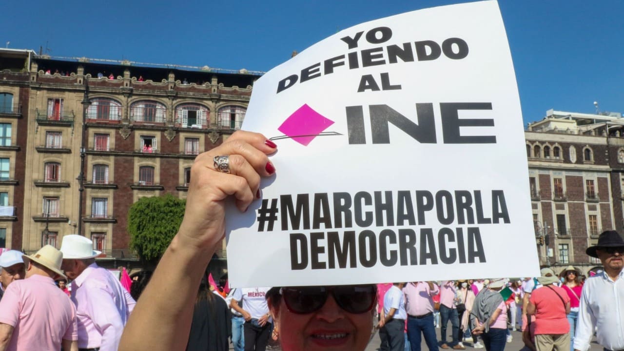 Manifestantes a favor del INE retiran manta de 'García Luna no se toca'