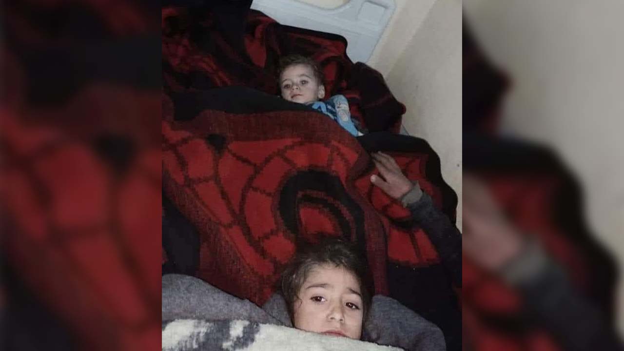 Niña siria protegió la cabeza de su hermano de los escombros luego del terremoto. Fueron rescatados