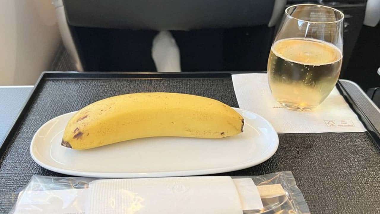 Vegano pidió menú sin animales en avión y le dieron un plato con solo una banana: “Falta de respeto”