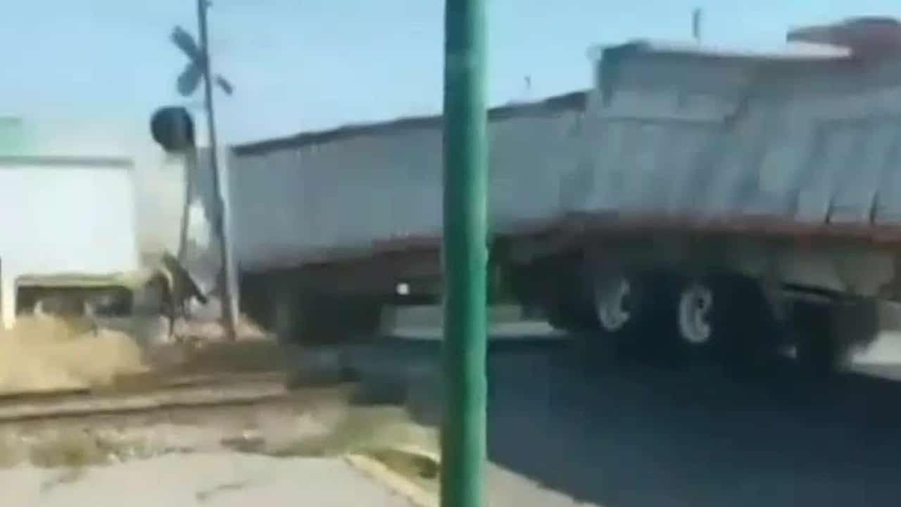 Video: Tren destroza tráiler que intentó ganarle el paso en Celaya