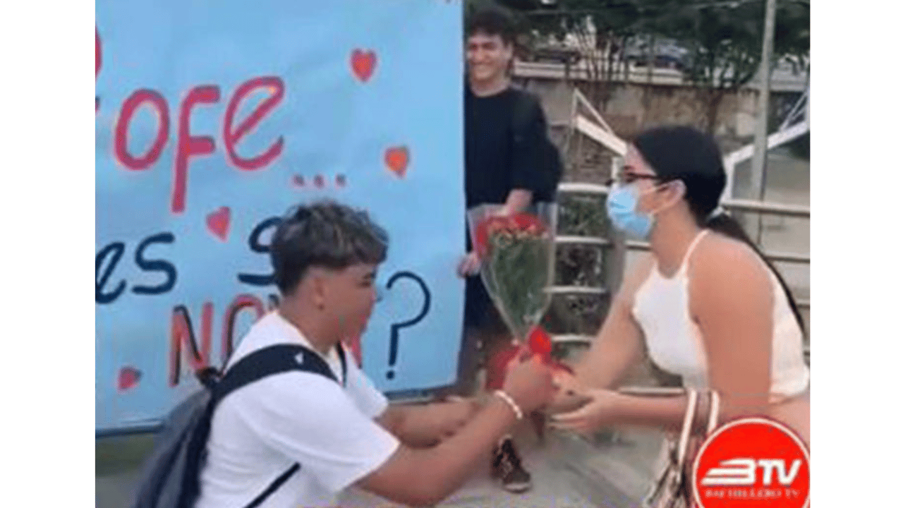Estudiante enamorado se le declara a su maestra al salir de la escuela