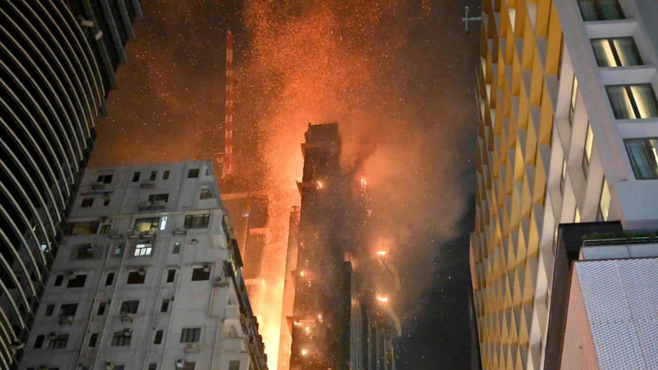 Reportan gran incendio de un rascacielos en zona comercial de Hong Kong