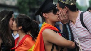 Parejas LGBTQ crían mejor a sus hijes que parejas heterosexuales, según estudio