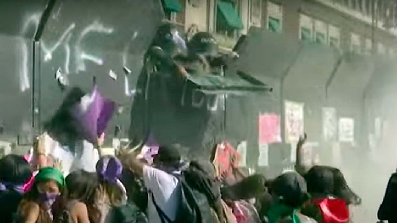 Manifestantes intentan derribar las vallas en el Zócalo