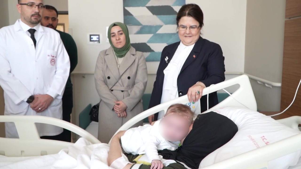 'Bebé milagro' que sobrevivió al terremoto en Turquía se reúne con su mamá