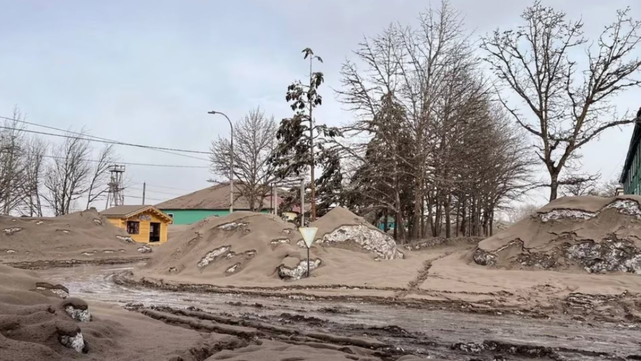 Erupción de volcán en Rusia deja capas de ceniza de hasta 10 centímetros