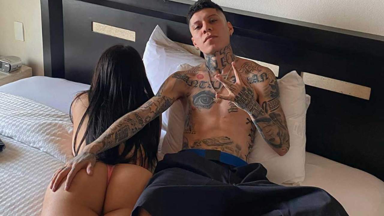 Critican en redes a Santa Fe Klan y Karely Ruiz por candentes fotos al desnudo