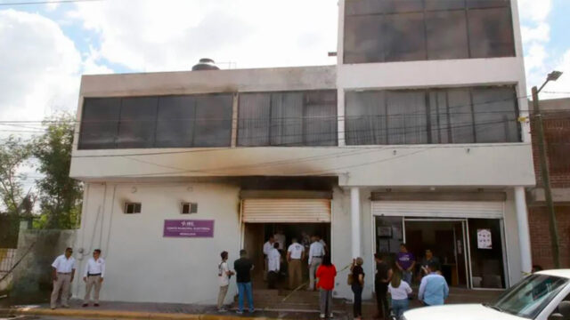 A pocos días de las elecciones en Coahuila, se incendian oficinas del IEC en Monclova